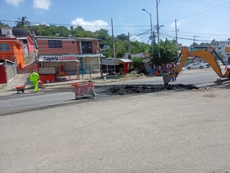 Levantan asfalto recién colocado para instalar tubería en la Acapulco-Pinotepa, en Tuncingo